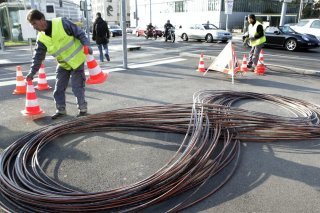La Comco a bloqué le développement de la fibre optique de Swisscom, considérant contraire à la concurrence l'architecture de réseau alors adoptée par le géant helvétique des télécoms, avec une seule ligne d'alimentation depuis la centrale téléphon...